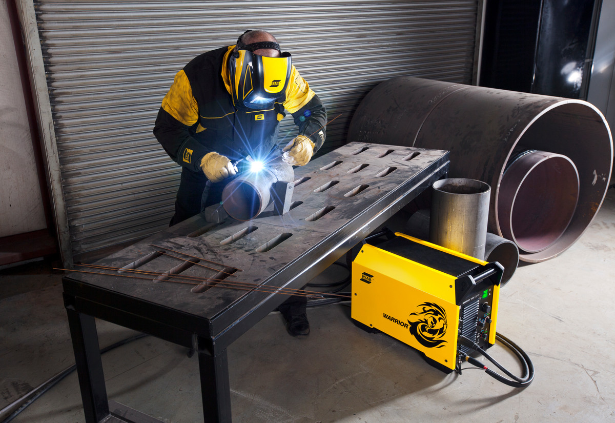 welder using the ESAB Warrior 500i Echo CC/CV