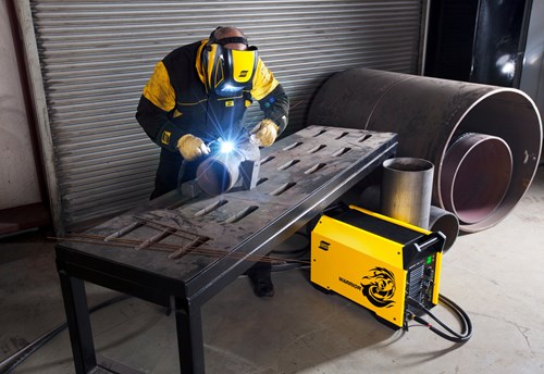 welder using the ESAB Warrior 500i Echo CC/CV