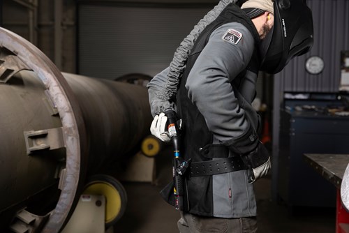 welder using Lincoln VIKING™ 3250D FGS® SAR Welding Helmet, No Hose, K5443-1