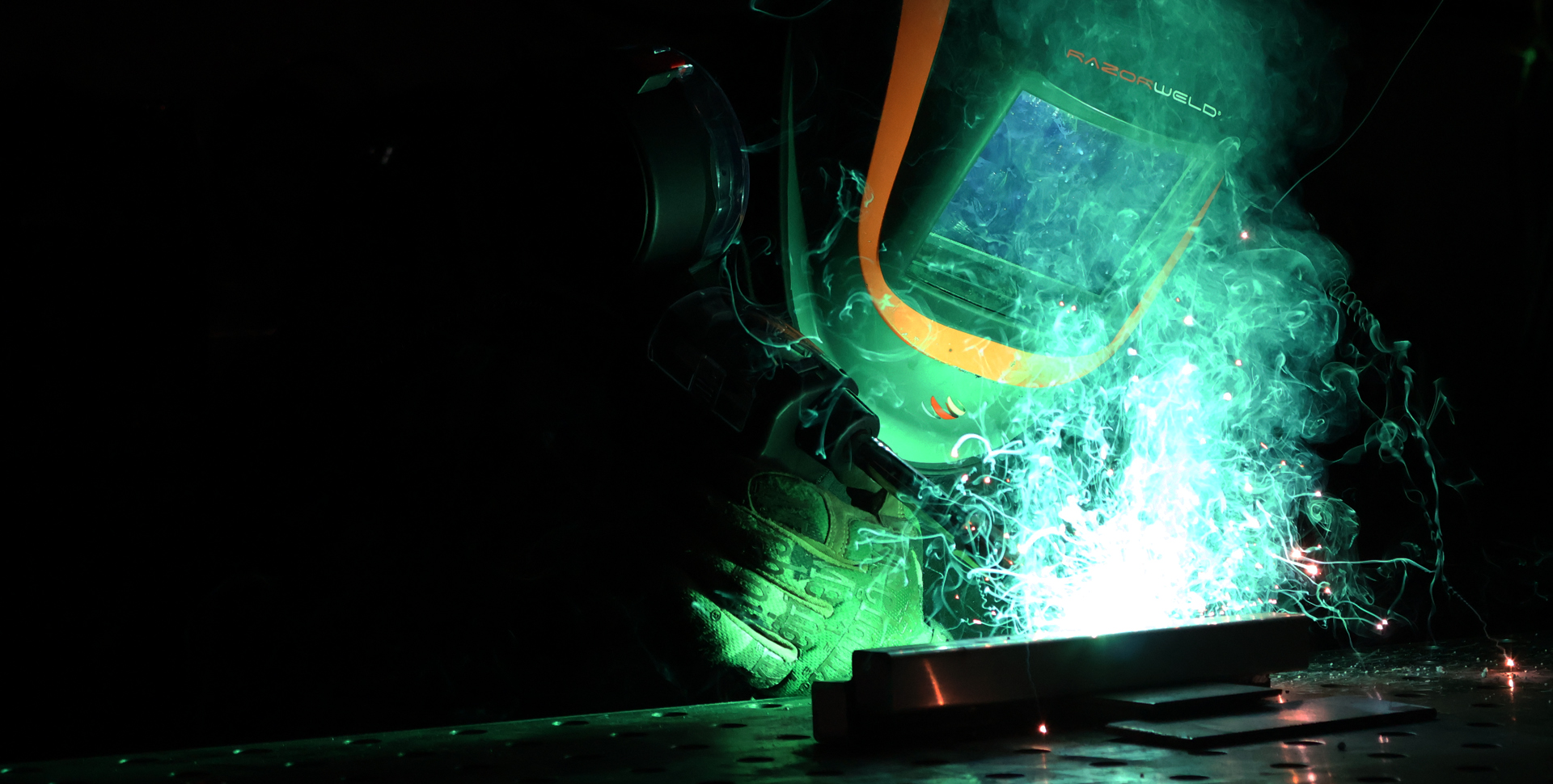 welder using the Razorweld RW85X Automatic Welding Helmet
