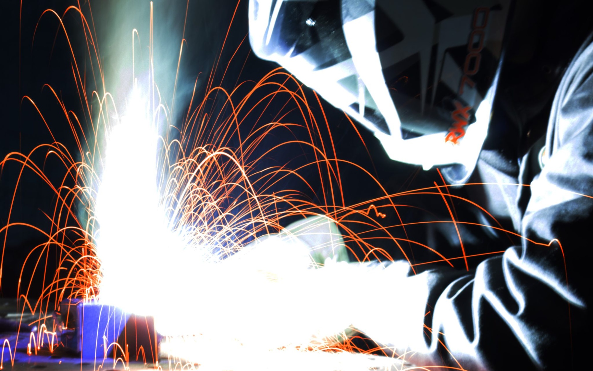 Razorweld 170 Stick/TIG Welder - KUMJRRW170CT being used by a welder